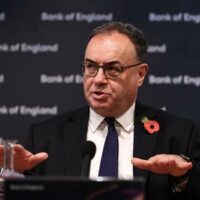 Bailey avertizează: AI poate detona sistemul financiar global