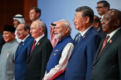 BRICS taie dolarul: Iranul, cel mai grăbit să scape de SWIFT