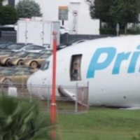 Cargo Amazon lovește parcarea Tesla din Miami: coincidență?