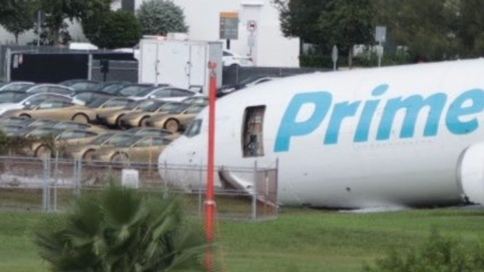 Cargo Amazon lovește parcarea Tesla din Miami: coincidență?