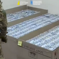 Cutii de bani și un autocolant care ridică întrebări la Kiev
