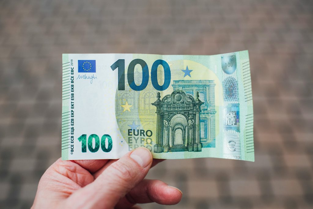 Euro digital până în 2026: cine controlează banii tăi de fapt?