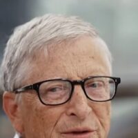 Gates cere „poliție și politicieni” pentru AI: cine controlează pe cine?