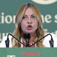 Meloni și burqa în școli: calcul electoral sau principiu?