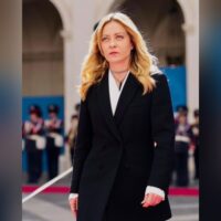 Meloni și burqa: legea vine chiar când Vannacci îi suflă în ceafă
