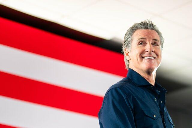 Newsom interzice memecoin-urile: cui îi convine gestul?