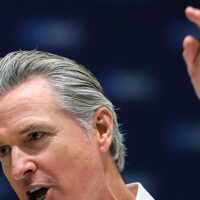 Newsom și călătoriile plătite de „binefăcători”