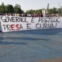 Presa moartă și burtierele vii: cine scrie de fapt știrile?
