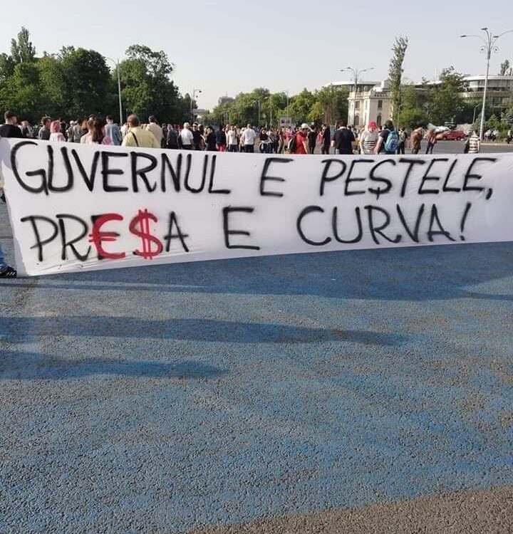 Presa moartă și burtierele vii: cine scrie de fapt știrile?