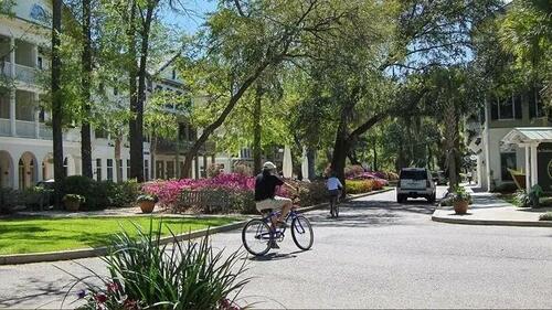 Sprawl suburban american: cine profită de „capcana morții”