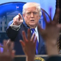 Trump interzice CNN și MSNBC: ce nu se spune despre ordin
