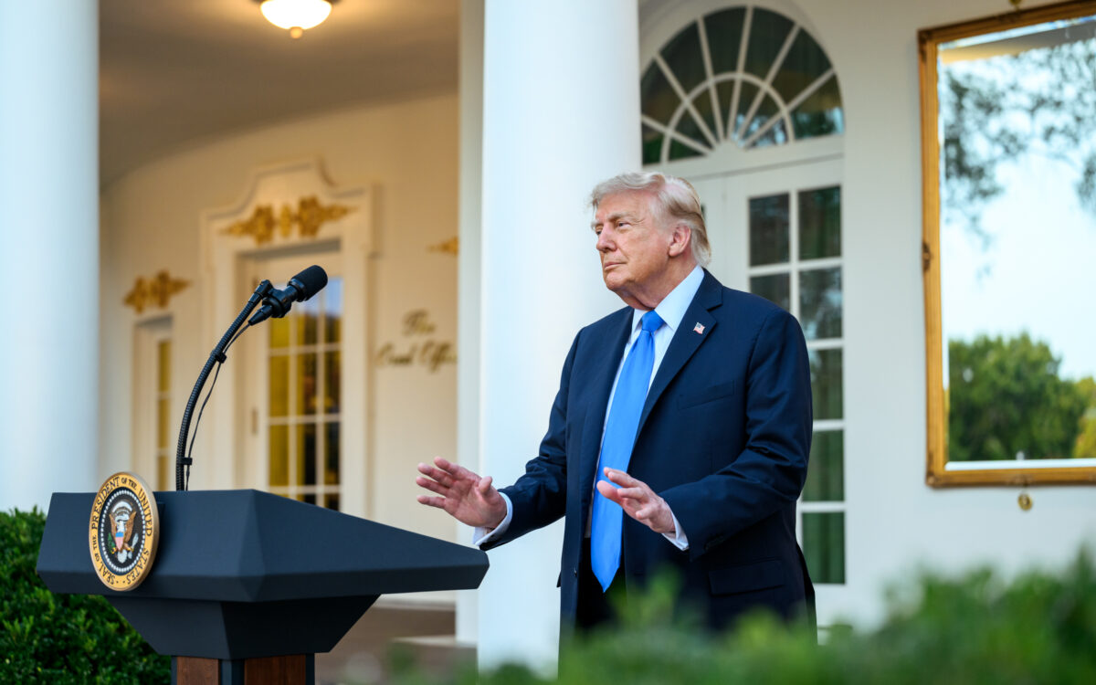 Trump vs. presa: cine scapă și cine nu de la Casa Albă