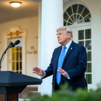 Trump vs. presa: cine scapă și cine nu de la Casa Albă